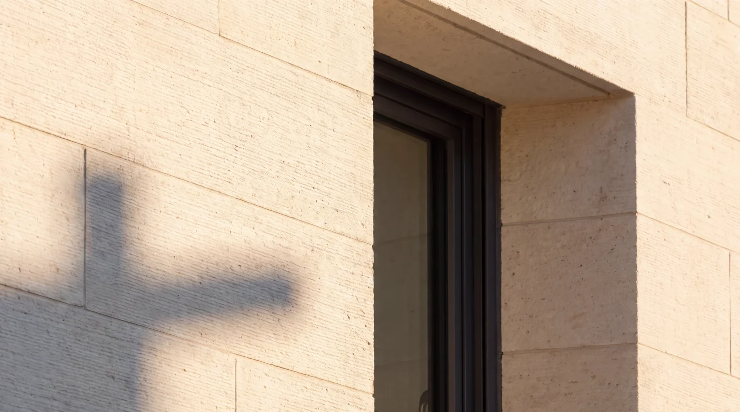 Decorative stone facade detail showing the 302 mm VAN wall thickness